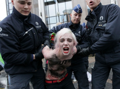 FEMEN в Брюсселі влаштували «апокаліпсис» Путіну - фото