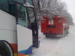 На Хмельниччині автобус з 32-ма пасажирами не міг вибратися зі снігового замету - фото