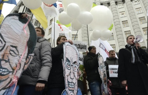 Опозиція провела мітинг під Кабміном на підтримку відставки уряду Азарова - фото