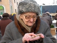 Пенсії в Україні виплачуються у повному обсязі - фото
