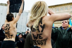 Активістки FEMEN оголилися перед Папою римським - фото