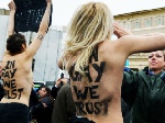 Активістки FEMEN оголилися перед Папою римським