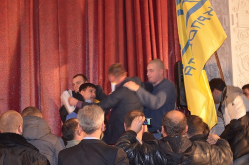 Побили народного депутата від «Свободи» Леонова - фото