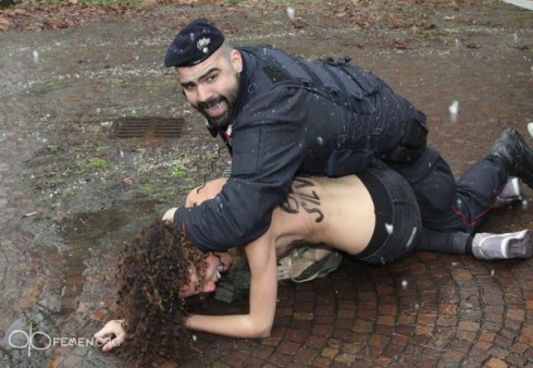 Активістки FEMEN хотіли показати Берлусконі голі груди - фото