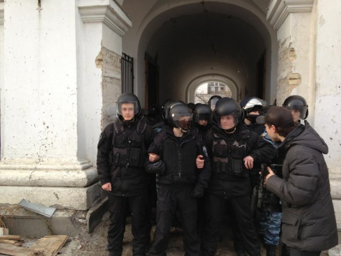 У Гостинному дворі «Беркут» напав на народних депутатів - фото