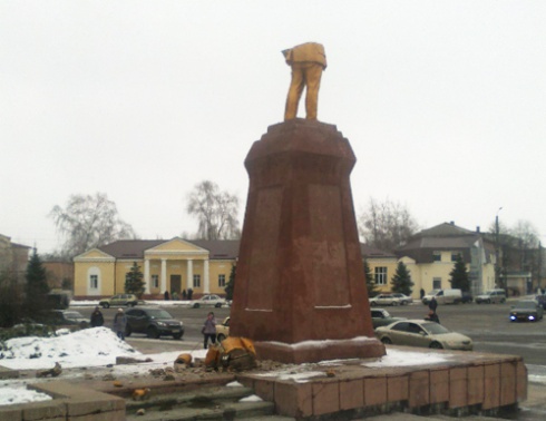 В Охтирці від пам’ятника Леніну залишилися лише ноги - фото