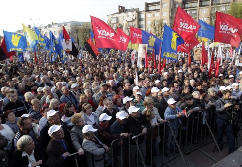 Опозиція провела у Черкасах акцію «Вставай, Україно» - фото