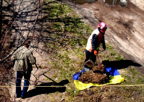 У Чернігові комунальники використовують прапор України для сміття - фото