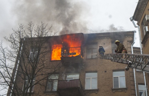 У Києві на Великій Житомирській горіла квартира, є загиблий - фото