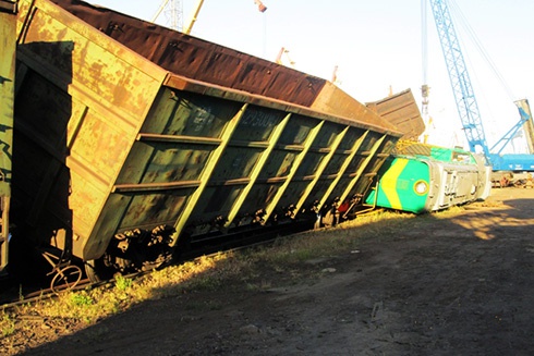 У Миколаєві зійшов з рейок локомотив, зіткнувшись з вагонами на сусідній колії - фото