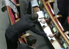 Опозиція зафіксувала «кнопкодавство» депутатів ПР [відео] - фото