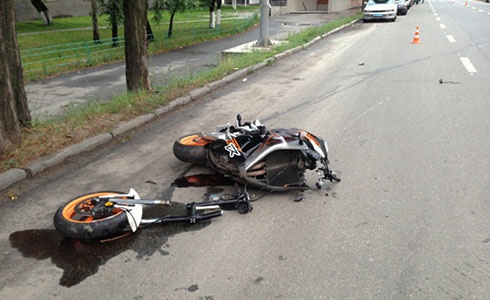 У Києві на мотоциклі розбилися двоє молодих людей - фото