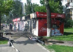 У Києві знову горіли торгівельні кіоски - фото