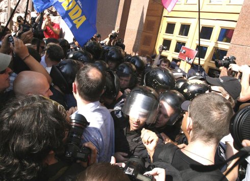 Опозиційні депутати з активістами штурмували Київраду - фото