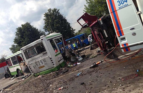 Під Москвою автобус зіткнувся з КамАЗом – загинуло 18 осіб - фото