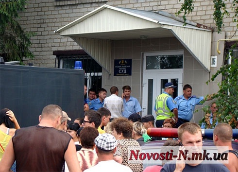 Жителі Врадієвки на Миколаївщині вимагають покарати ґвалтівників-міліціонерів - фото