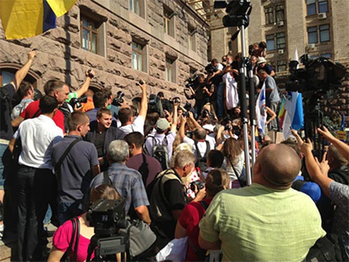 Депутати пробилися до Київради - фото