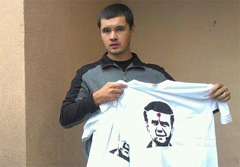 Футболки з «простріляним Януковичем» - кримінальний злочин - фото