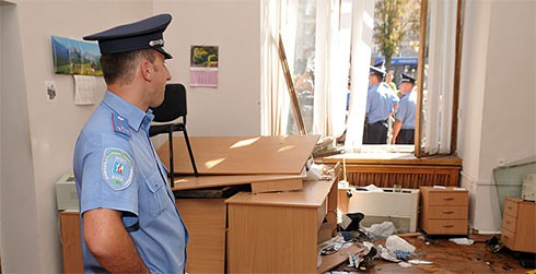 Міліція взялася за майно, пошкоджене під час «штурму» Київради - фото