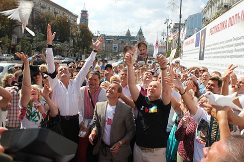 На Хрещатику кількасот людей підтримували Юлію Тимошенко - фото
