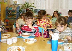 Посадовці Святошинського району нажилися на харчуванні дітей - фото