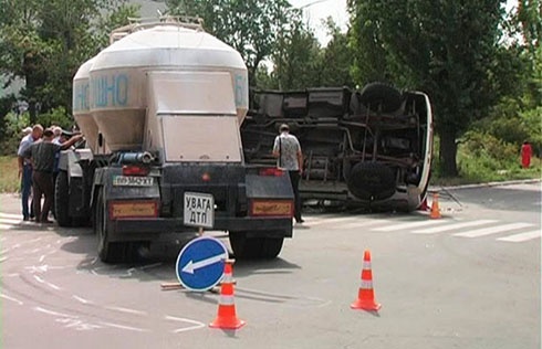 У Сєверодонецьку перевернувся автобус з людьми після зіткнення з вантажівкою - фото