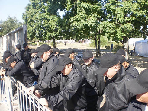 У сквері на столичній вулиці Серафімовича протистояння забудовників і активістів - фото