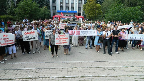 В Макіївці мітингувальники побилися з охороною неекологічного заводу - фото