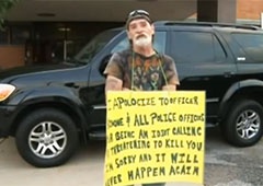 Американський суд зобов’язав чоловіка стояти на вулиці з табличкою «Ідіот» - фото