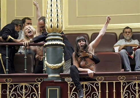 Активістки FEMEN показали голі груди в іспанському парламенті - фото