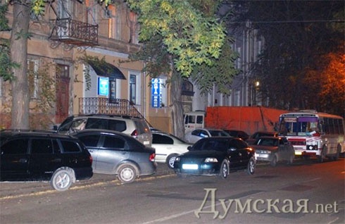 Будівлю міліції, в якій знаходиться Марков, блокує сміттєвоз його ж фірми - фото