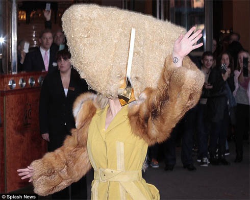 Леді Гага у Берліні шокувала людей своїм костюмом - фото