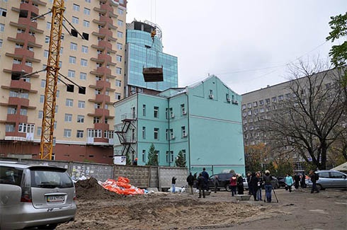 На вул. Жилянській забудовник продовжує будівництво - фото