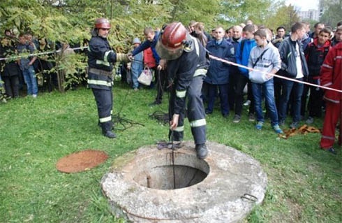Знайдено тіло дитини, яка провалилась у каналізацію у Львові - фото