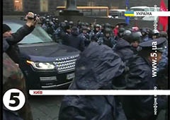 «Беркут» розштовхував мітингувальників від Кабміну, аби проїхала недешева службова машина - фото