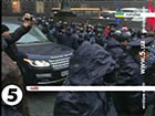 «Беркут» розштовхував мітингувальників від Кабміну, аби проїхала недешева службова машина