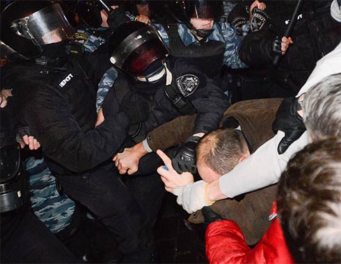 Беркут вночі жорстоко атакував київський Євромайдан - фото