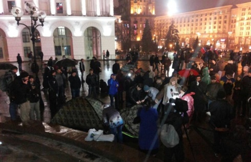 На Майдані Незалежності у Києві встановили кілька наметів, але простояли вони недовго - фото