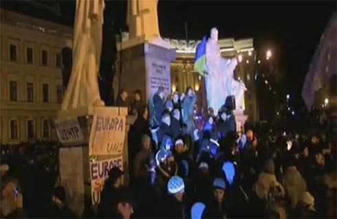 На Михайлівській площі люди вигукують «Зека – геть!» - фото