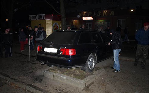 У Тернополі через п′яного водія машина в′їхала в натовп людей на зупинці - фото