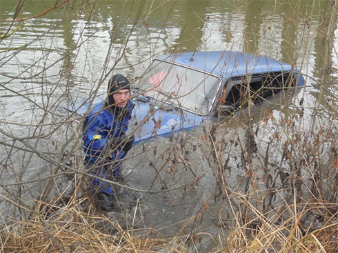 В річці Смотрич разом з автомобілем втонула 22-річна жінка (фото, відео) - фото