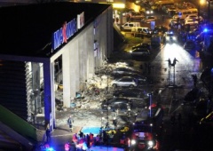 Вже нарахували 52 загиблих при обвалі даху супермаркету у Ризі - фото