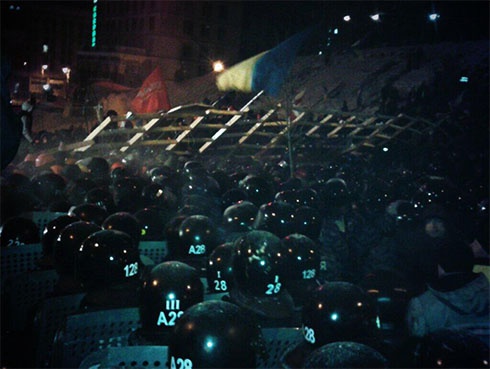 Євромайдан штурмує «Беркут» - фото