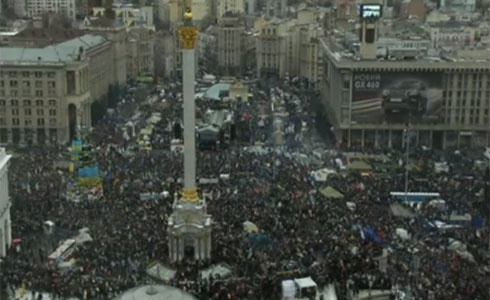 Майдан Незалежності заповнений людьми - фото