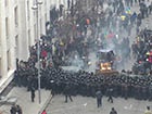 Невідомі на тракторі штурмують Адміністрацію президента на Банковій