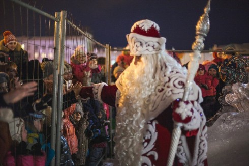У Самарі Діда Мороза від дітей відгородили ґратами - фото