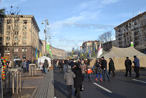 Євромайдан триває, люди прогулюються по Хрещатику - фото