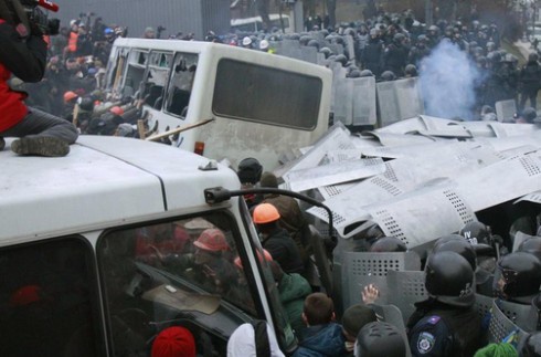 На Грушевського масова бійка мітингувальників з міліцією - фото