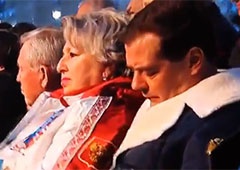 Дмитро Медведєв заснув на відкритті Олімпіади у Сочі [відео] - фото