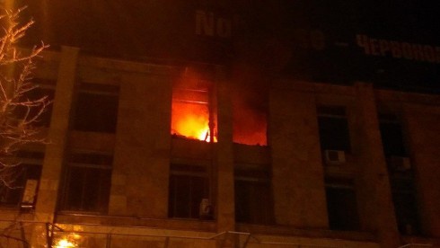 У столиці палає Будинок профспілок, пожежники врятували 37 людей - фото